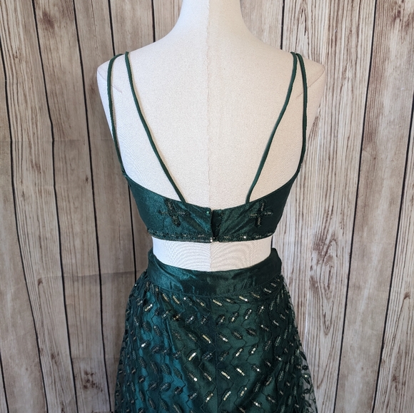 Elegant Emerald Green Lehenga Choli Set - Picture 7 of 14